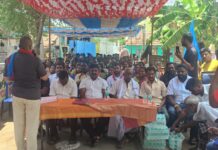 ஆதிதிராவிடர் மக்களுக்கு வழங்கப்பட்ட இலவச வீட்டுமனை பட்டாக்களில் ஆதிக்க சாதியினரின் அத்துமீறல்; காவேரிப்பட்டினத்தில் கருப்புக்கொடி போராட்டம்!